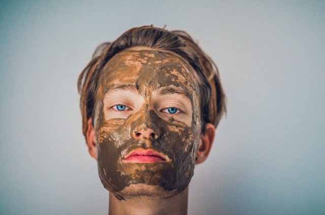 Using coffee beans that are antioxidant-rich as part of a mud mask. Photo by Isabell Winter.